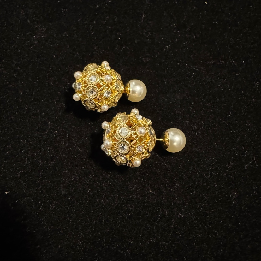 Dior Elegant Gold and Pearl Earrings - Picture 3 of 4
